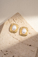 Charger l'image dans la visionneuse de galerie, Boucles d’Oreilles Carrées Perle Blanche Cadre Doré Acier