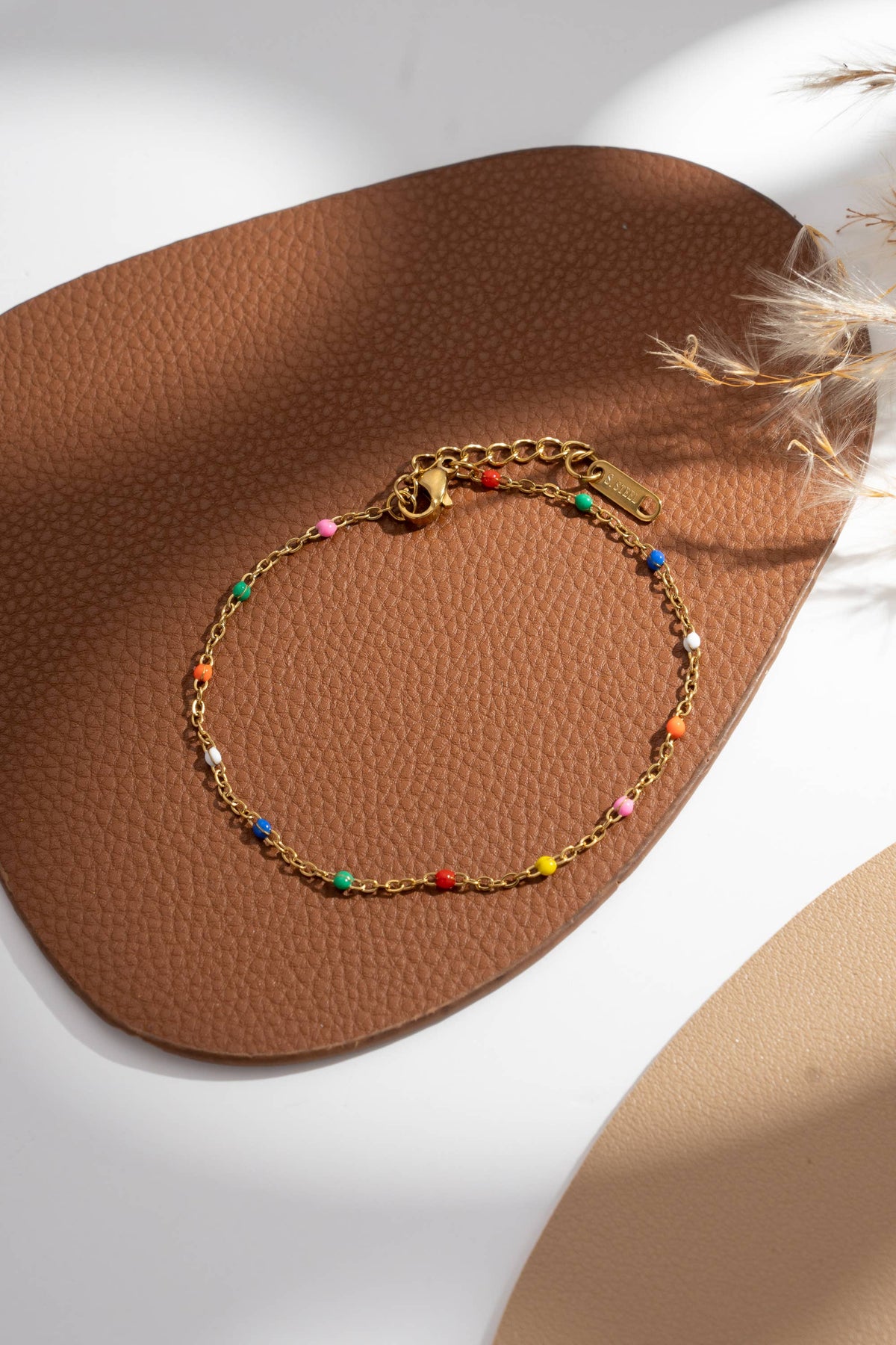 bracelets dorés perles fines colorées femme élégant