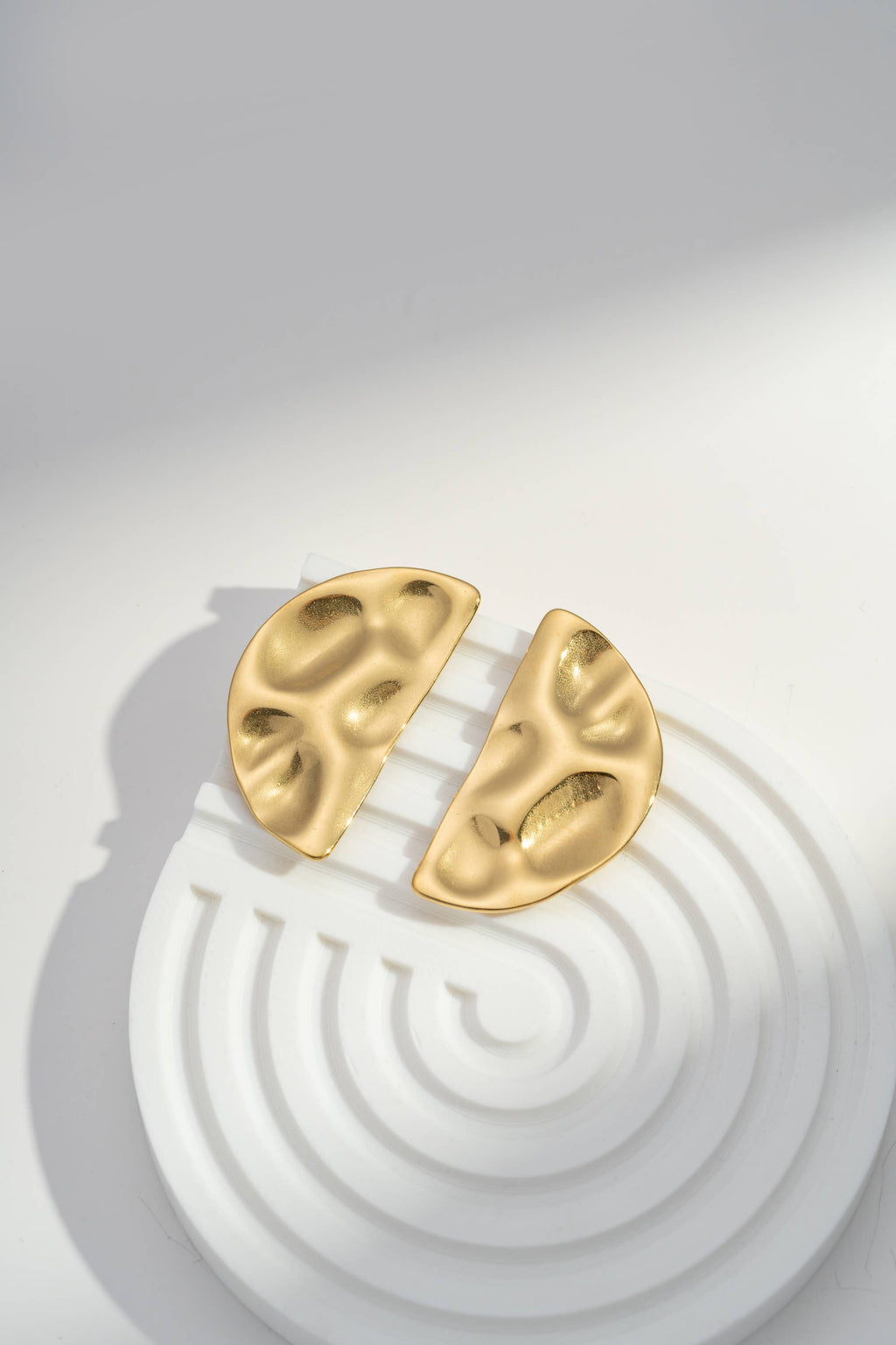 Boucles d’oreilles demi-lune dorées texturées en acier