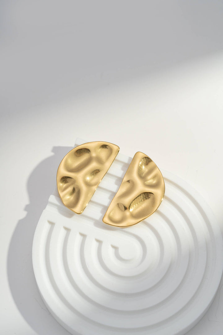 Boucles d’oreilles demi-lune dorées texturées en acier