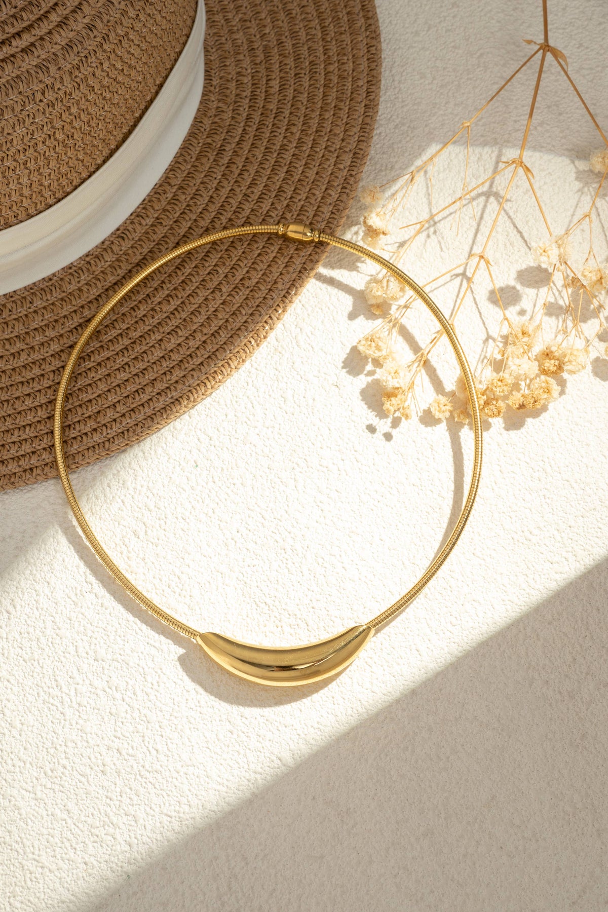 Collier aimanté doré minimaliste pendentif courbe élégant