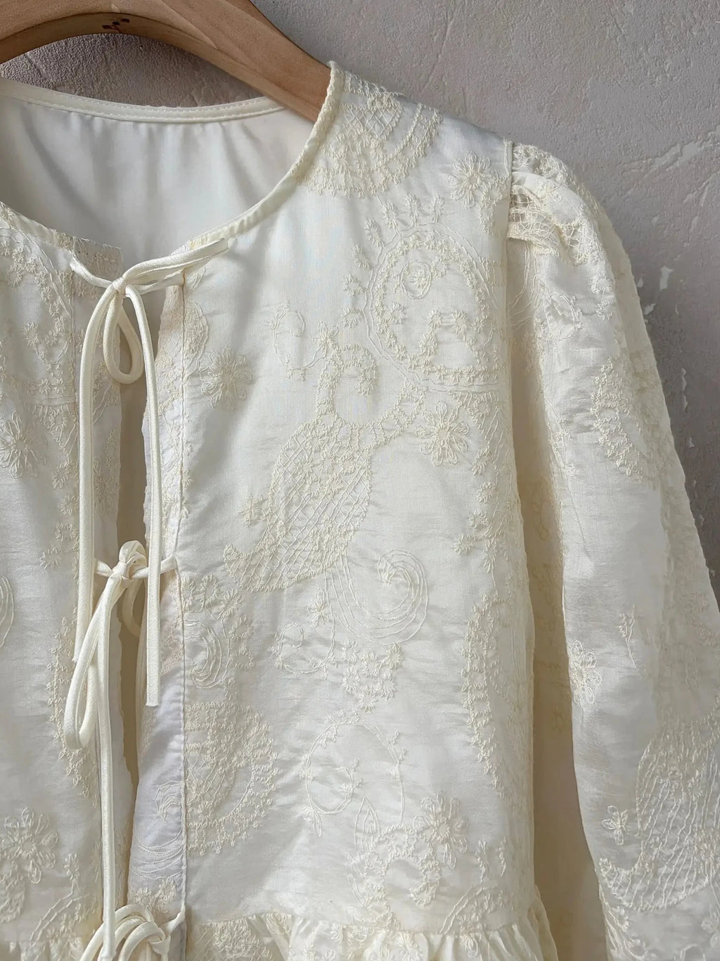 Blouse brodée à manches longues avec liens à nouer et volant