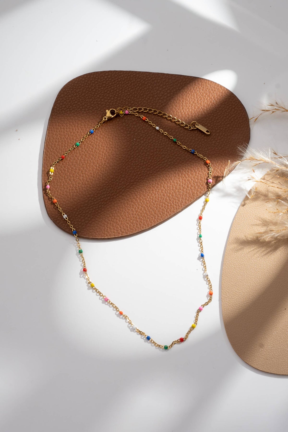 colliers dorés perles fines colorées femme élégant