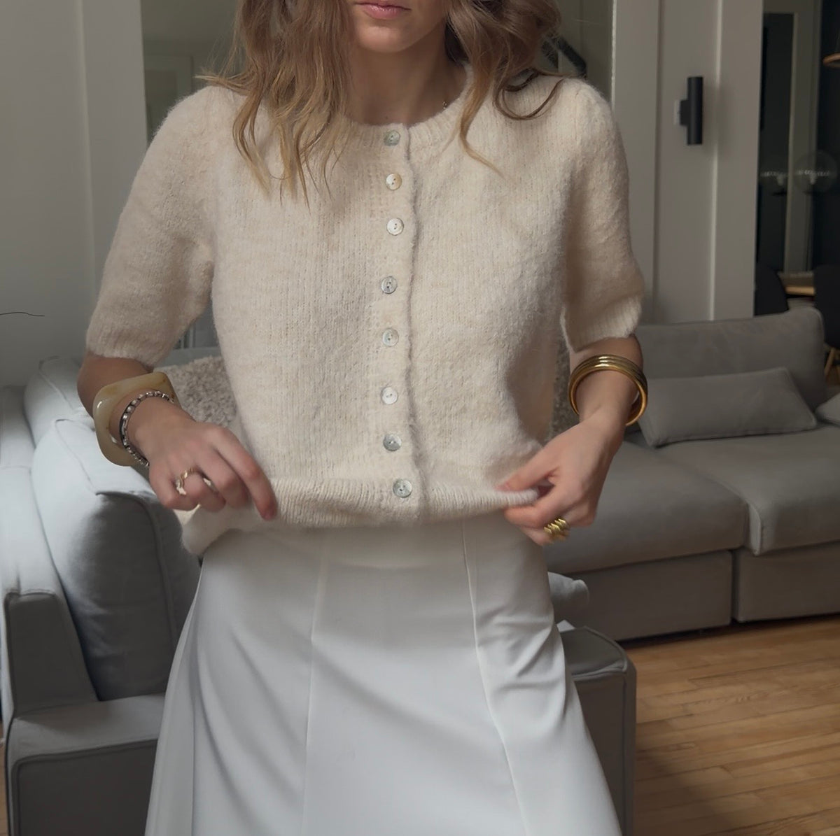 Cardigan Boutonné en Maille Douce – Manches Courtes.
