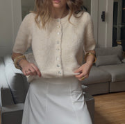 Cardigan Boutonné en Maille Douce – Manches Courtes.