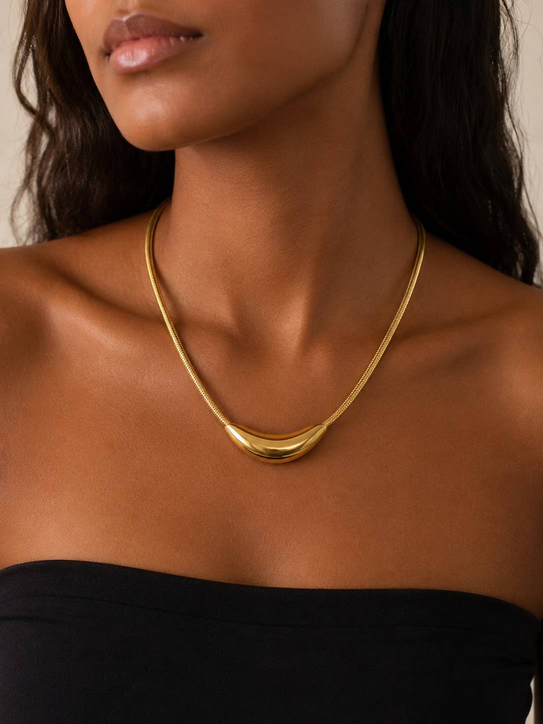 Collier aimanté doré minimaliste pendentif courbe élégant