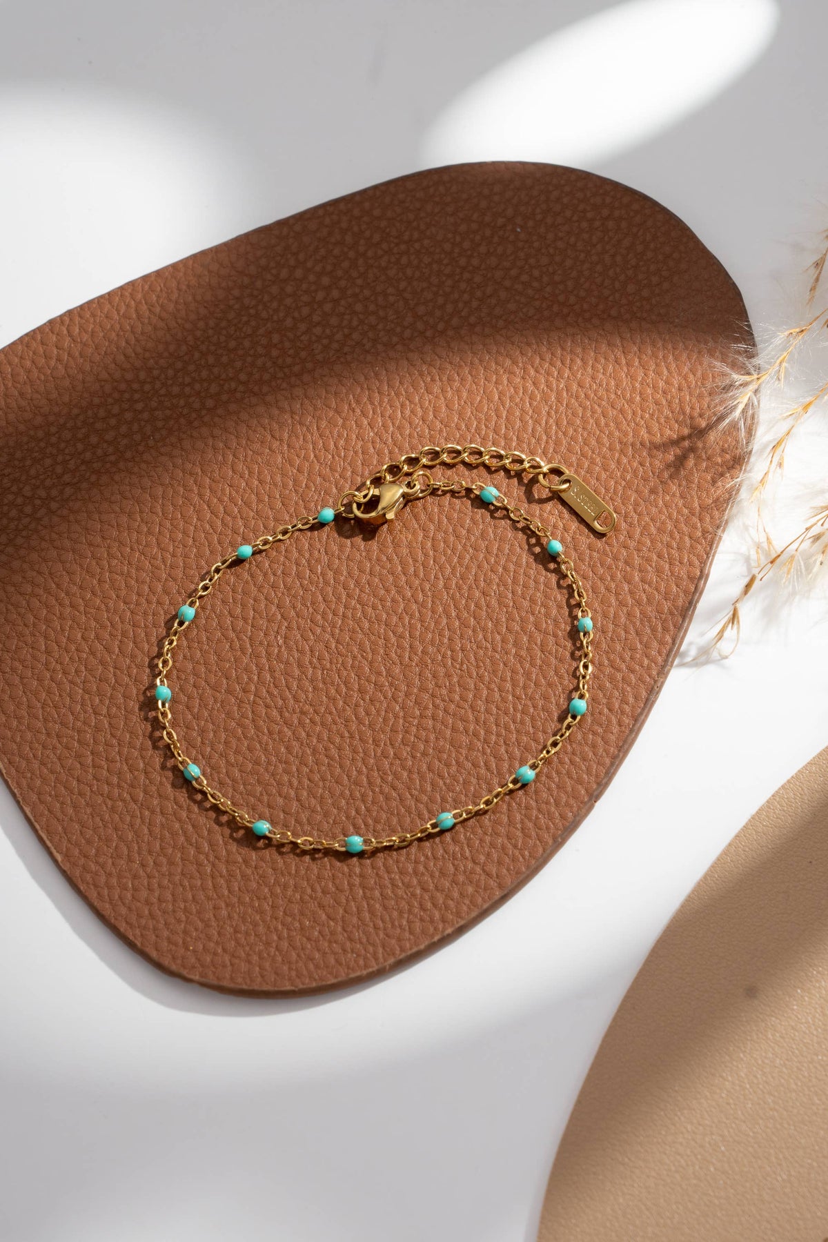 bracelets dorés perles fines colorées femme élégant