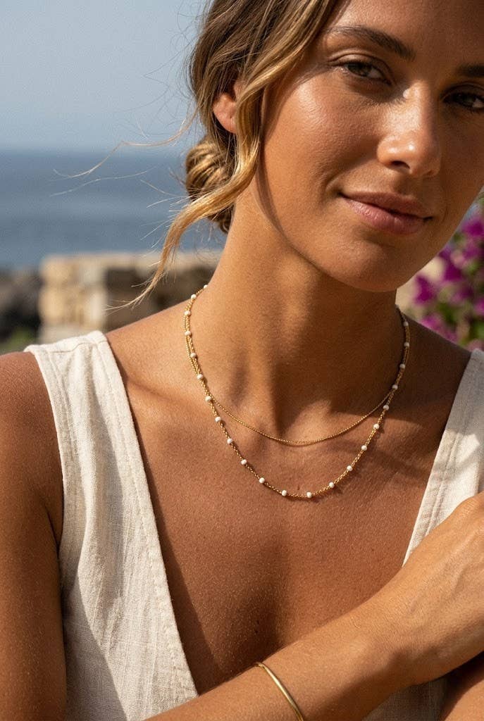 colliers dorés perles fines colorées femme élégant