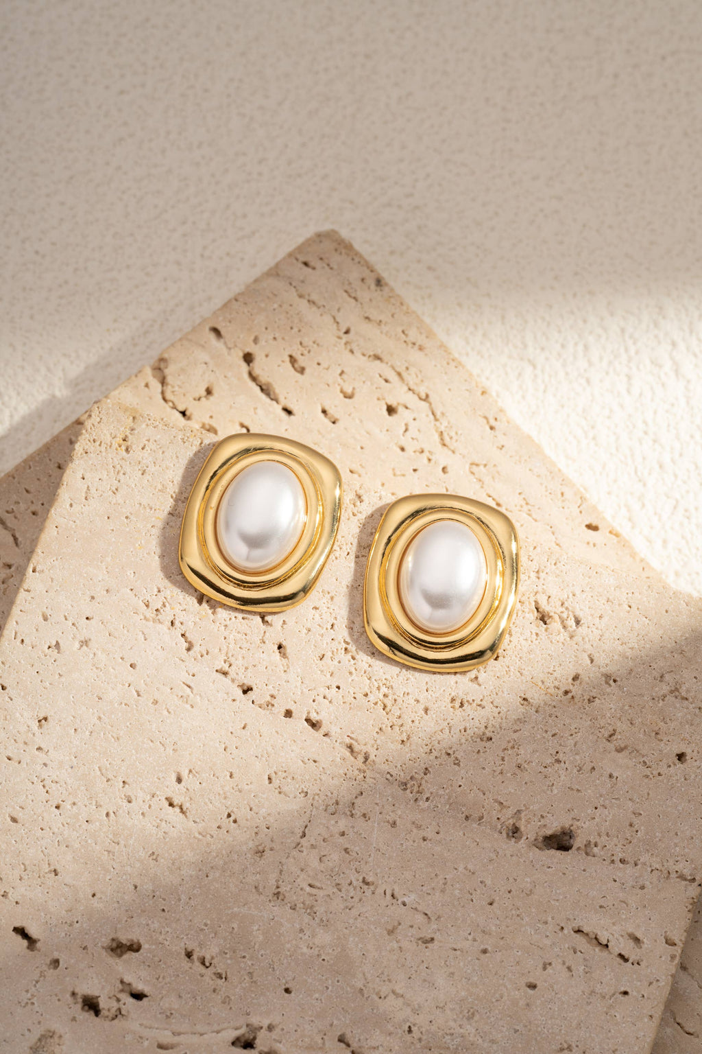 Boucles d’Oreilles Carrées Perle Blanche Cadre Doré Acier