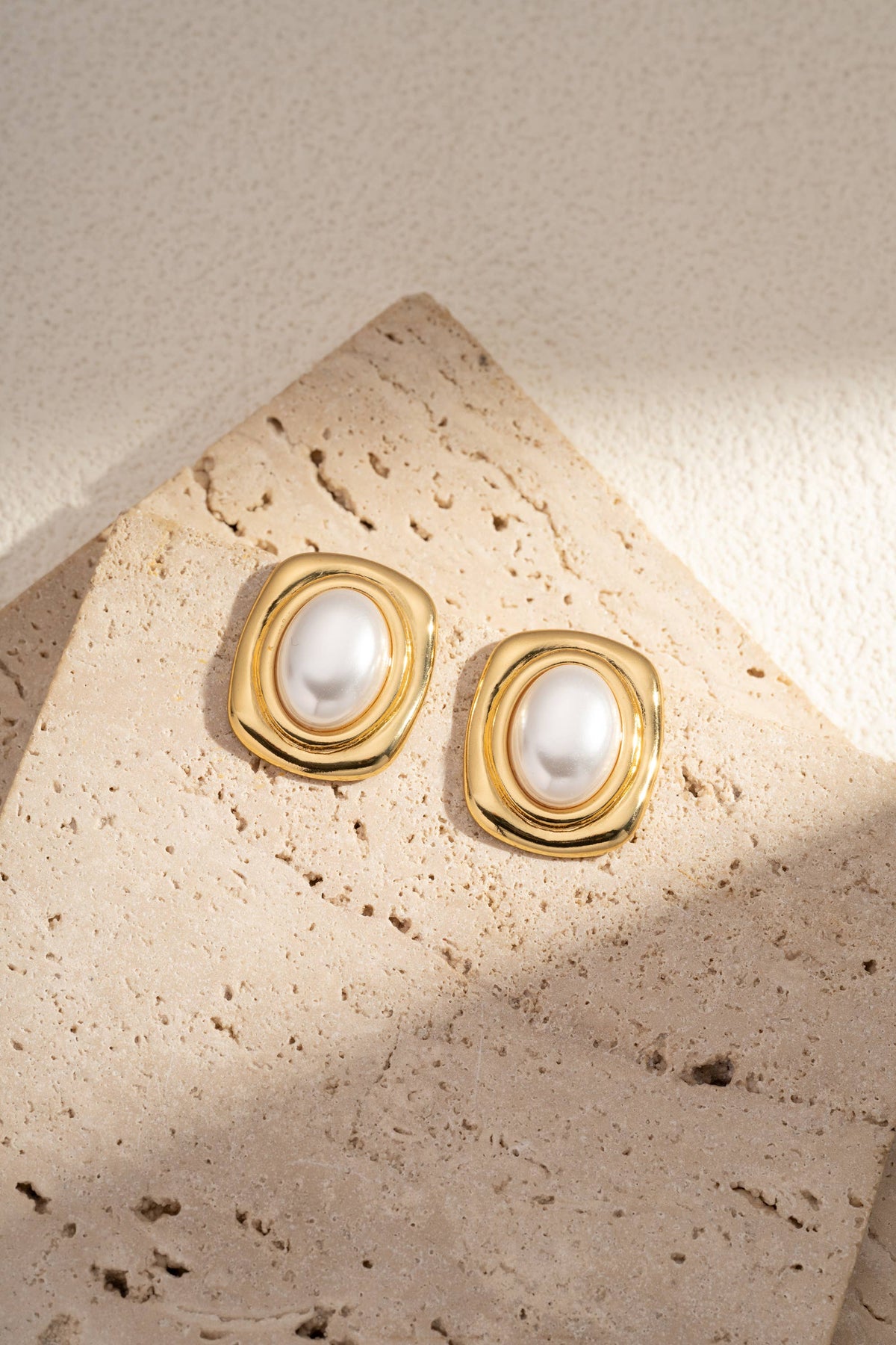 Boucles d’Oreilles Carrées Perle Blanche Cadre Doré Acier