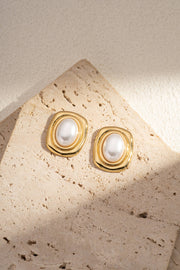 Boucles d’Oreilles Carrées Perle Blanche Cadre Doré Acier