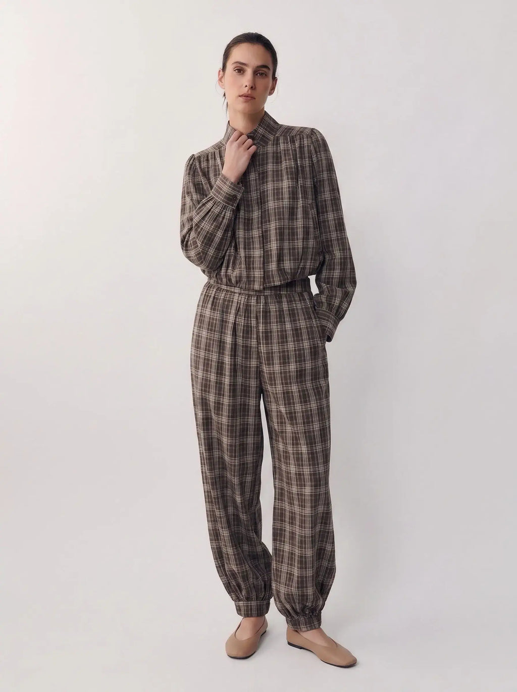 Ensemble à carreaux avec blouse à col montant et pantalon
