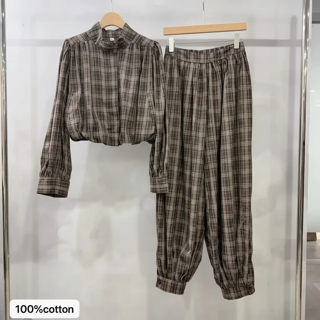 Ensemble à carreaux avec blouse à col montant et pantalon