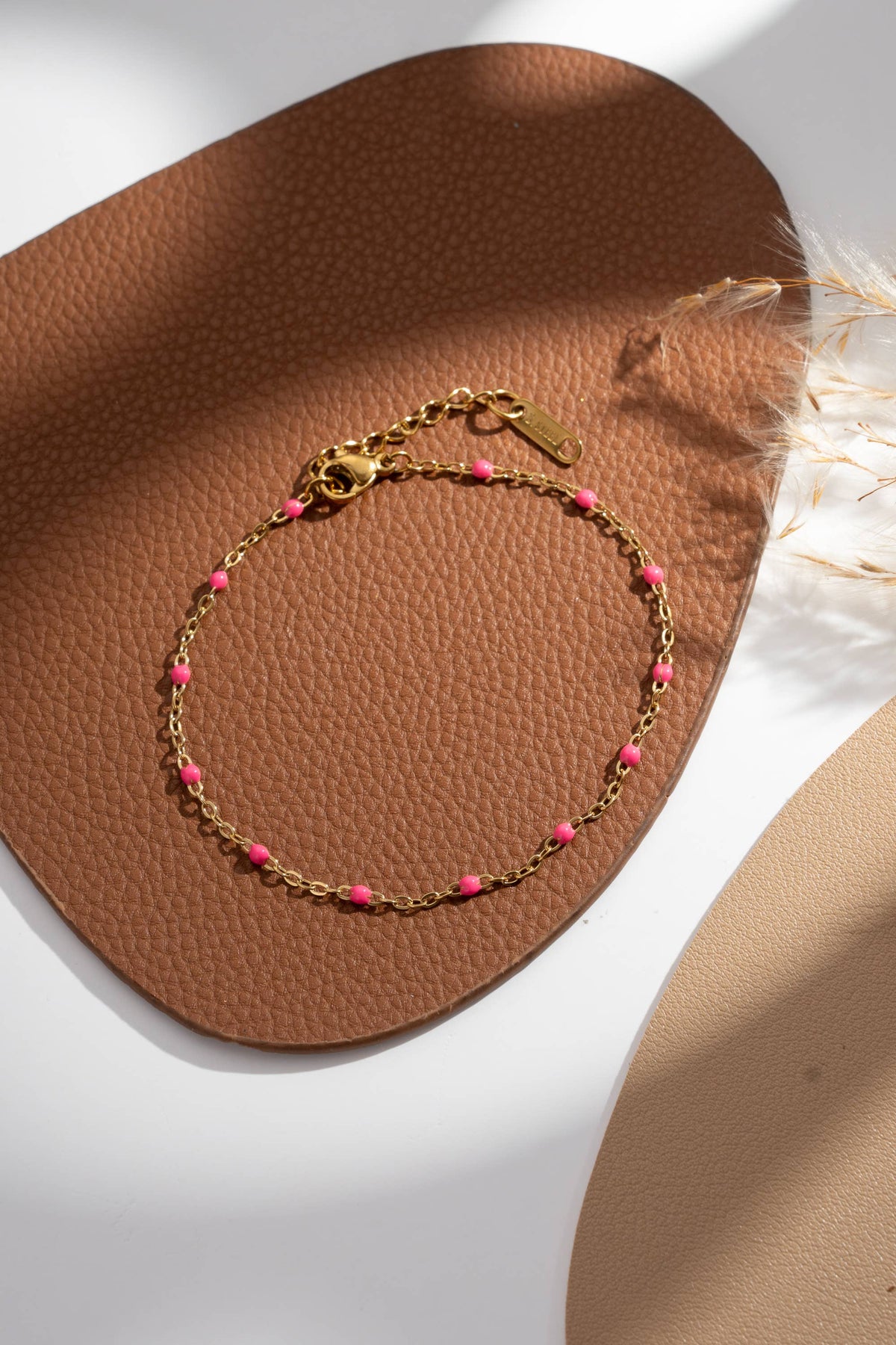 bracelets dorés perles fines colorées femme élégant