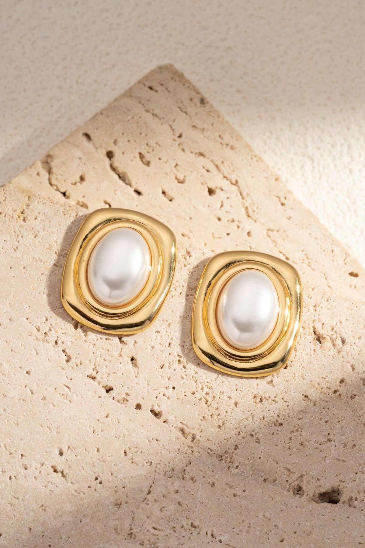 Boucles d’Oreilles Carrées Perle Blanche Cadre Doré Acier