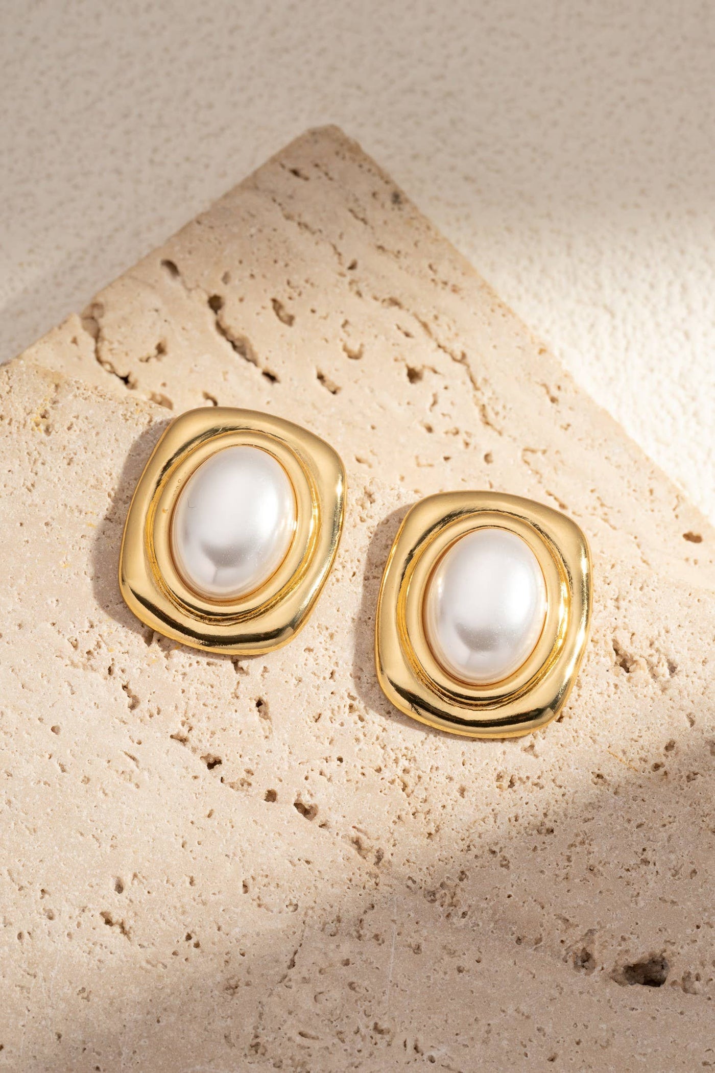 Boucles d’Oreilles Carrées Perle Blanche Cadre Doré Acier