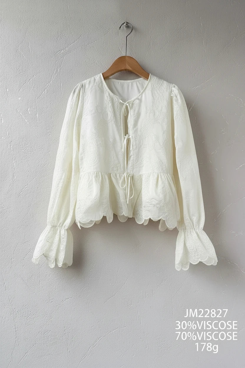 Blouse brodée à manches longues avec liens à nouer et volant