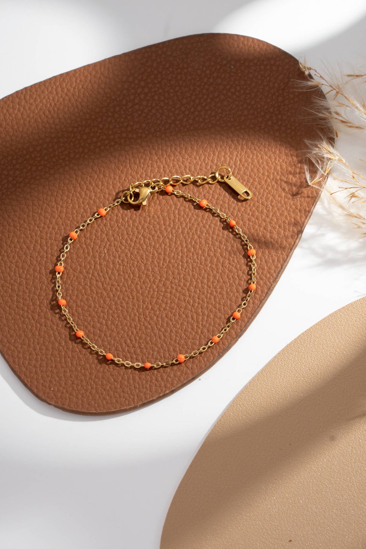 bracelets dorés perles fines colorées femme élégant