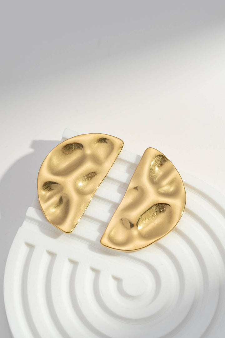 Boucles d’oreilles demi-lune dorées texturées en acier