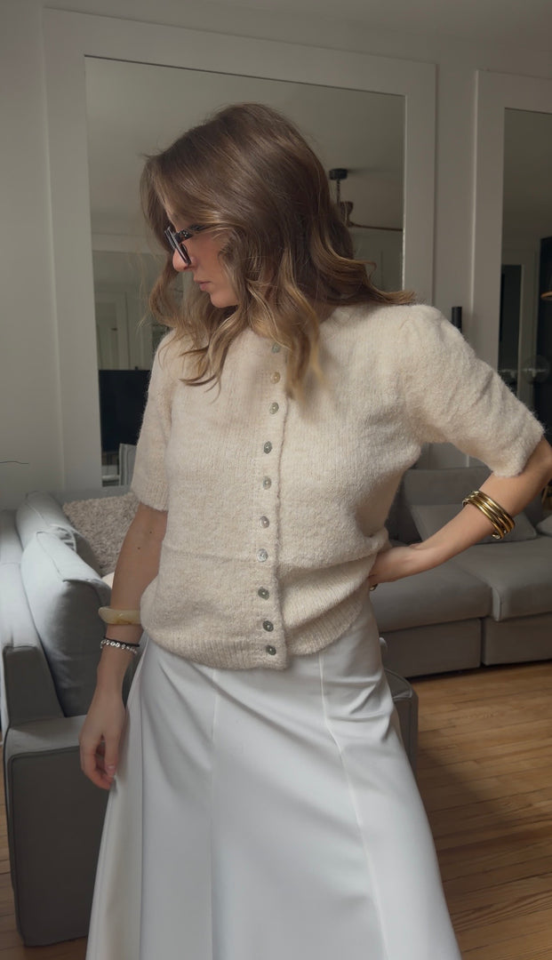 Cardigan Boutonné en Maille Douce – Manches Courtes.