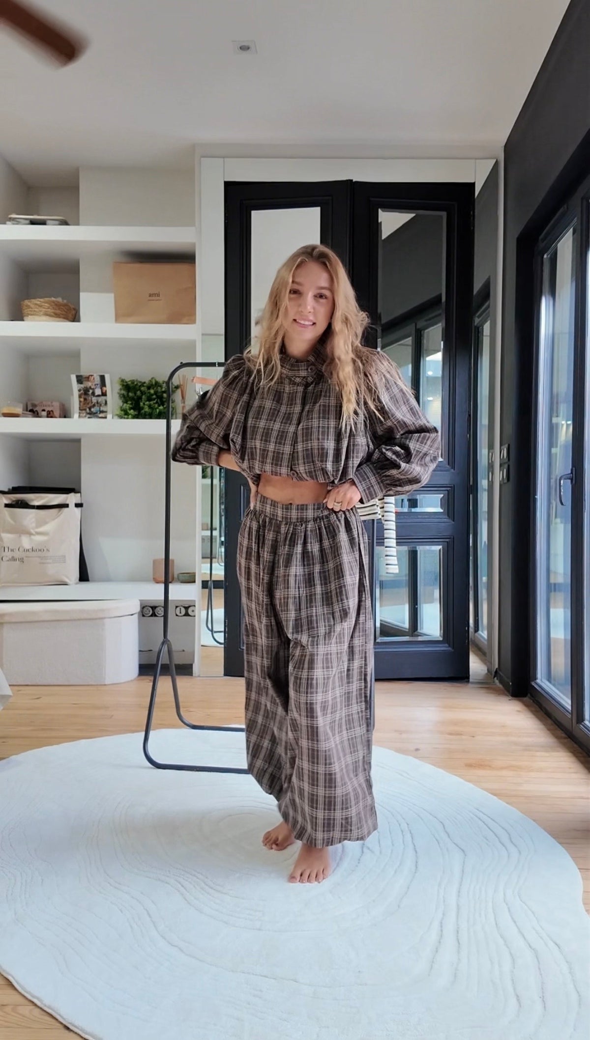 Ensemble à carreaux avec blouse à col montant et pantalon