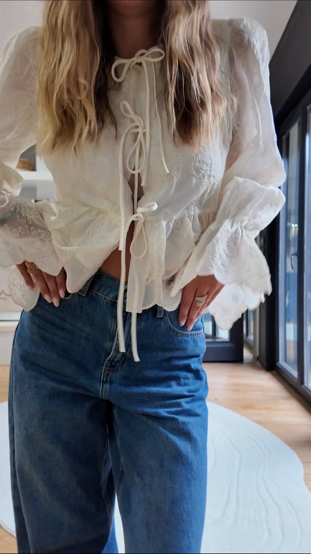 Blouse brodée à manches longues avec liens à nouer et volant