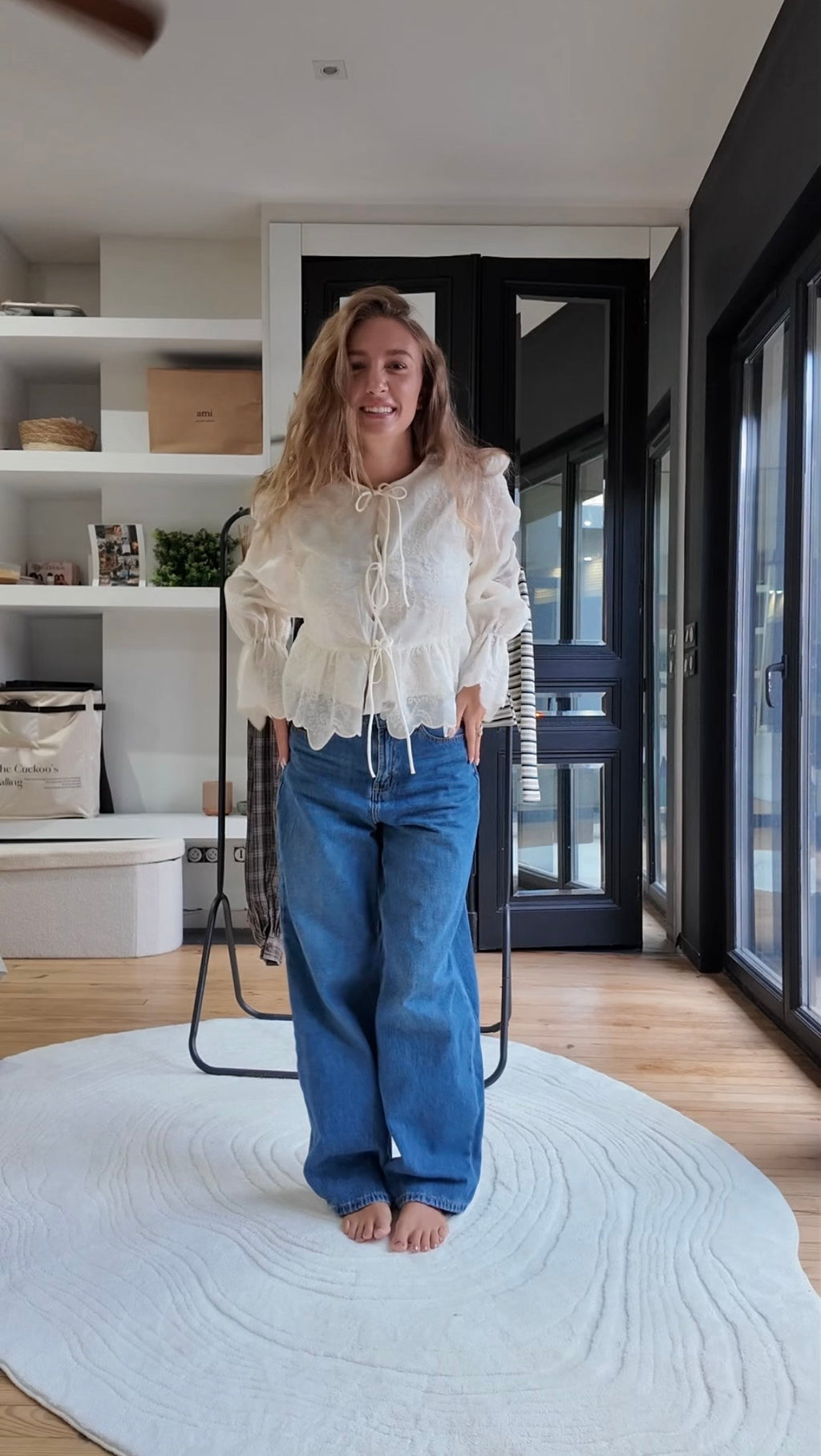 Blouse brodée à manches longues avec liens à nouer et volant