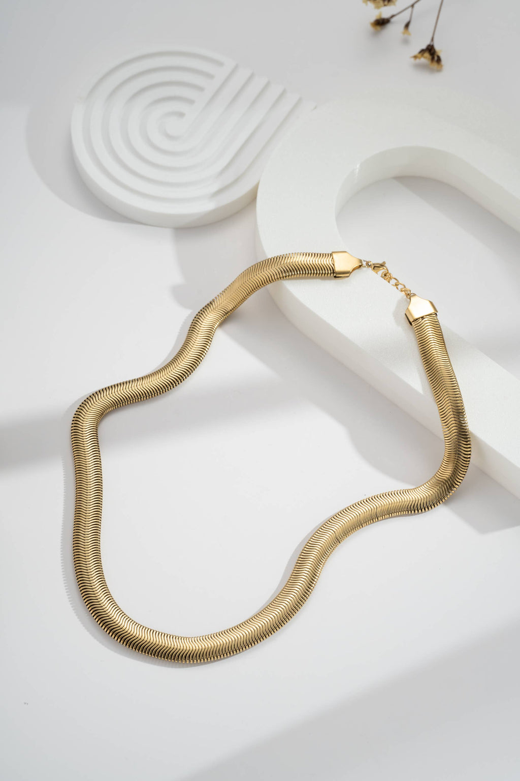 Collier Serpentin Doré Souple Élégance Moderne Flexible
