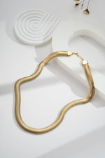 Charger l'image dans la visionneuse de galerie, Collier Serpentin Doré Souple Élégance Moderne Flexible