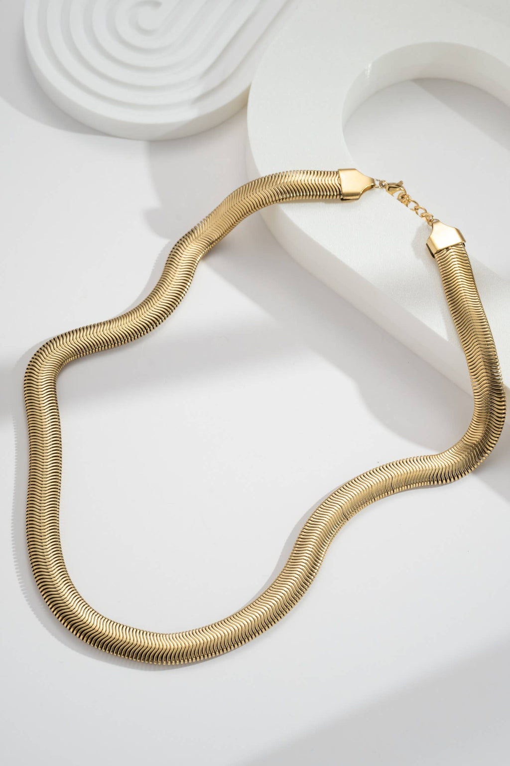 Collier Serpentin Doré Souple Élégance Moderne Flexible