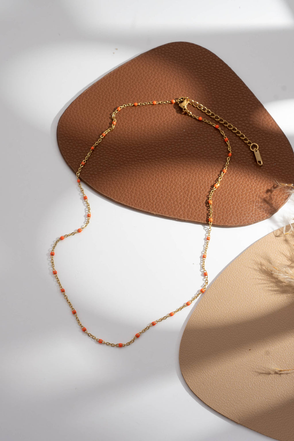 colliers dorés perles fines colorées femme élégant